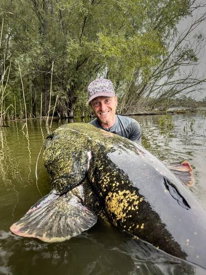 Monstrózní úlovek. Jakub Vágner chytil na jihu Moravy sumce, měří 261 centimetrů