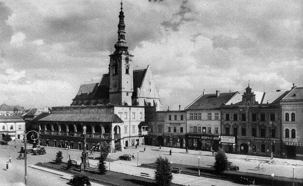 Prostějov, jižní strana náměstí T. G. Masaryka se Starou radnicí a kostelem Povýšení sv. Kříže; asi 1937 (sbírka Jiřího Fiedlera).