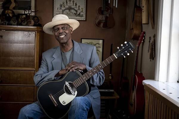 V blues je stále co nacházet. Písničkář Eric Bibb to dokazuje novým albem