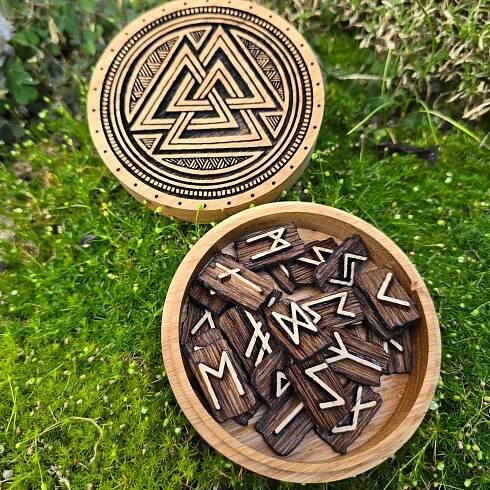 RUNY - FUTHARK s krabičkou - VALKNUT