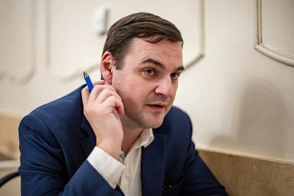 Z toho, že Babiš přivedl komunisty k moci, viním Fialu, říká Petr Macinka