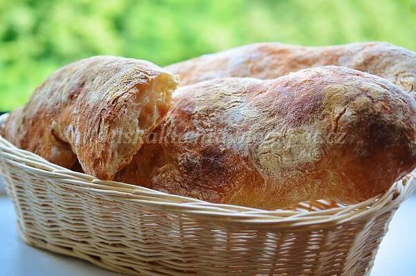 Nuselská kuchta uvádí ... CIABATTA, O DVĚ HODINY DELŠÍ ROHLÍK