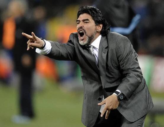Zemřel fotbalový idol Diego Maradona, podlehl infarktu | Hospodářské noviny (HN.cz)