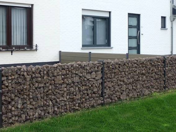 Fotografie: DESIGNFENCE – Oplocení domů - Nízké oplocení Zenturo Super vysypané kamením a WPC oplocení Horizen Prime. Nízký plot tak nabízí stále pěkný výhled z domu a vkusně ohraničuje prostor předzahrádky. - ČESKÉSTAVBY.cz