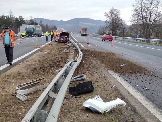 Nehoda na D5: Řidiče ze sešrotovaného auta tahali náhodní svědci!