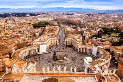Stáhnout - Řím, Itálie. slavný Svatopetrské náměstí ve Vatikánu a letecký pohled na město. — Stock obrázek