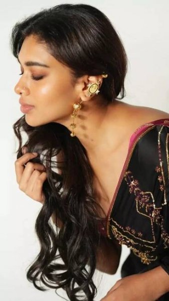 Dushara Vijayan Sets a Bold Trend with Her Dazzling Saree Looks