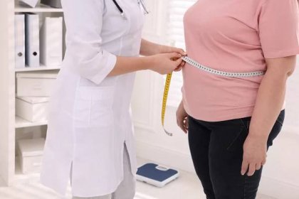 odborník na výživu měří ženský pas s nadváhou páskou na klinice, detail - diets - stock snímky, obrázky a fotky