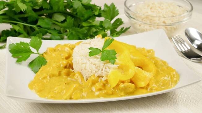 Kuřecí kousky ve smetanové kari omáčce, jak ji neznáte: Originální recept z jednoduchých surovin. Vaří se jen 30 minut!