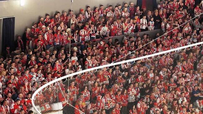 Pardubičtí fanoušci během prvního finále hokejové extraligy