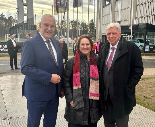 Samstag, 25. Januar 2025; Sportminister Joachim Herrmann mit der Vorsitzenden der Sportministerkonferenz Theresa Schopper und dem langjährigen hessischen Ministerpräsidenten Volker Bouffier beim Neujahrsempfang des Deutschen olympischen Sportbundes in Frankfurt. Alle drei wollen die Bewerbung um olympische Spiele in Deutschland vorantreiben.