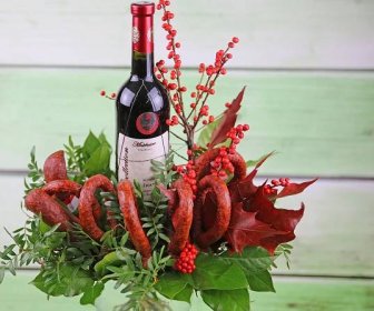 Klobásová s vínem Květiny online - květinářství Praha Pankrác - netradiční kytice, dárky pro muže, dárkové koše, ovocné