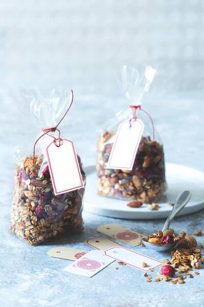 Jak učitelům poděkovat? Jedlé dárky jsou sázka na jistotu: cookies, sirupy, pesta nebo bylinková sůl