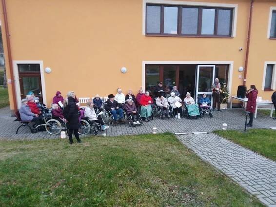 Rozsvícení vánočního stromku - Oficiální stránky Domov klidného stáří v Žinkovech