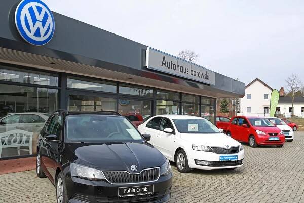 Bild zeigt das Autohaus Borowski mit Skoda modellen davor
