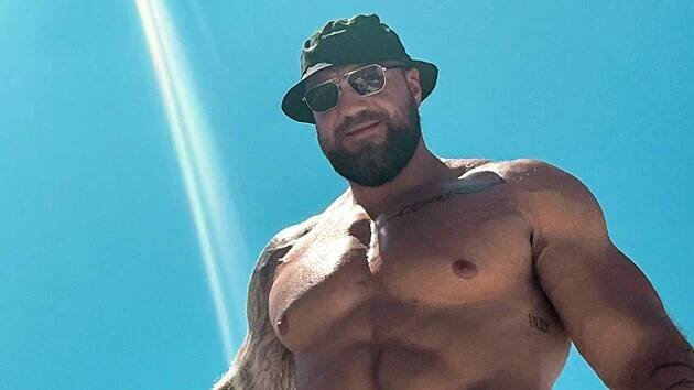 Jakub Enžl si užívá líbánky na Sardinii: Sexy fotky z pláže, romantika s Veronikou, problémy s ubytováním