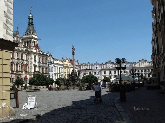 Morový sloup na Pernštýnském náměstí v Pardubicích