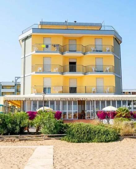 Olaszországi nyaralás, tengerparti nyaralás, nyári vakáció. Hotel Touring, Olaszország, Caorle Ponente. Szálloda közvetlenül a tengerparton, medence, parkoló, lift, strandszerviz benne van az árban. Személyre szabott szobák, szállás reggelivel vagy félpanziós ellátás. 