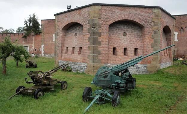 Fort XIII láká na vojenskou techniku i modely olomoucké pevnosti