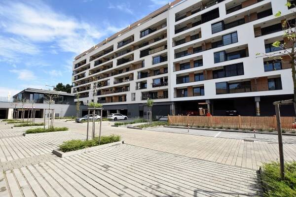 Pronájem bytu 2+kk, 70 m2 s terasou (13 m2) a parkovacím stáním v Brně na ulici Střední - Reality Rajhrad