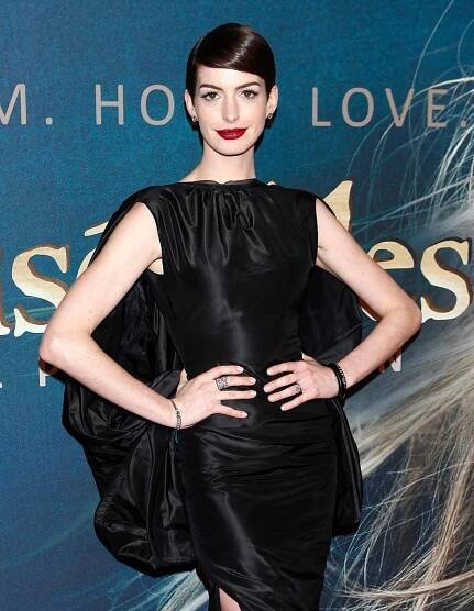 Kočičí žena Anne Hathaway: Pozor, z auta vystupuji, kalhotky nepotřebuji!