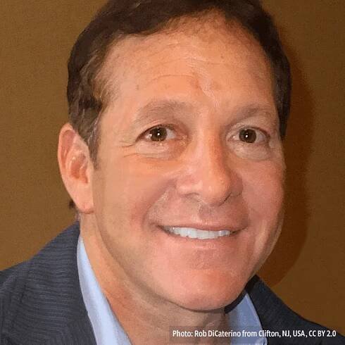 Steve_Guttenberg_2013