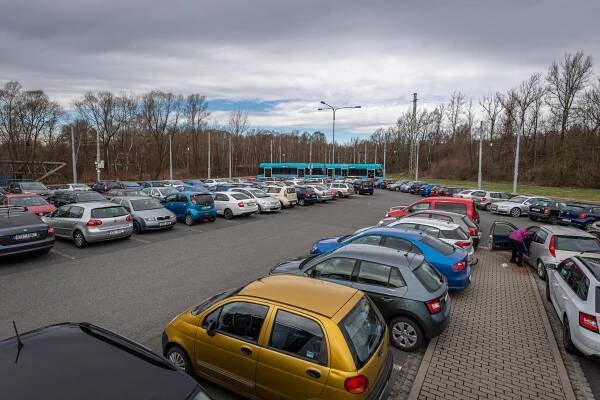 Rekonstrukce parkoviště P+R na Hranečníku nabídne dalších 86 parkovacích míst - Fajnova