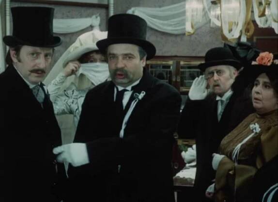 Lubomír Kostelka, Lubomír Lipský, Vladimír Mensík, and Stella Zázvorková in Slamený klobouk (1972)