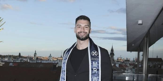 Marketér původně ze Slovenska se v listopadu 2024 dokázal v soutěži Mister World dostat mezi 10 nejlepších.