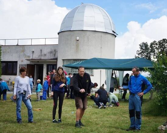 Příchod astronomického léta oslavili hvězdáři z Vlašimi stylově, pétanquem