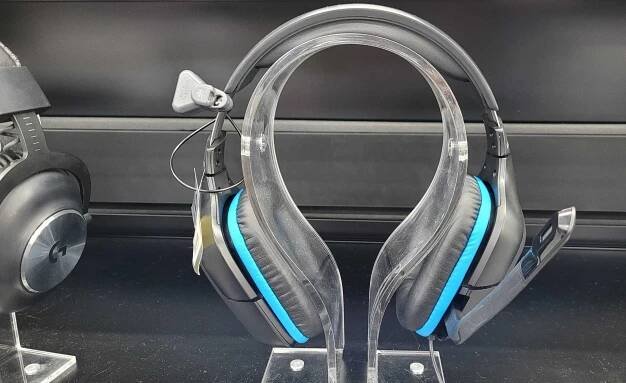 7.1-Headset-Test: Der Kopfhörer auf einem Ständer in einem Regal.