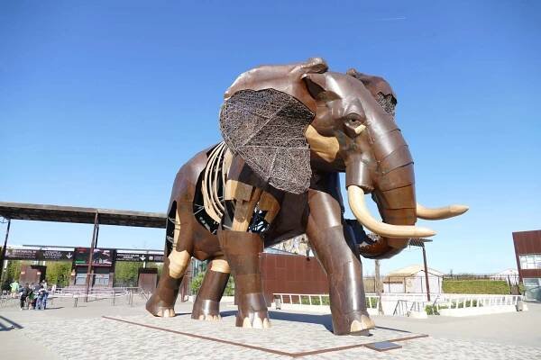 Socha slona před vstupem do zoologické zahrady