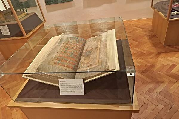 Hradišťan, Podlažický klášter a Ďáblova bible. V Chrasti o víkendu slaví
