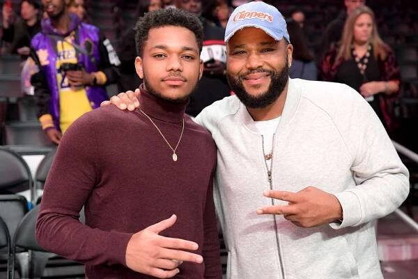 Anthony Anderson and son Nathan Anderson attend a basketball game between the Los Angeles Lakers and the Los Angeles Clippers on December 25, 2019 in Los Angeles, California