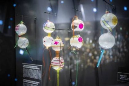 V expozici vánočních ozdob v Jablonci přibyly originální výtvory ze sympozia