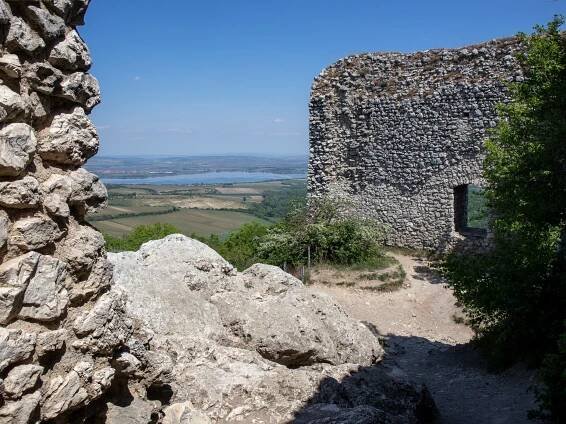 Sirotčí hrádek a Stolová hora – závan středověku a vzácná příroda Pálavy | PrimaVylety.cz