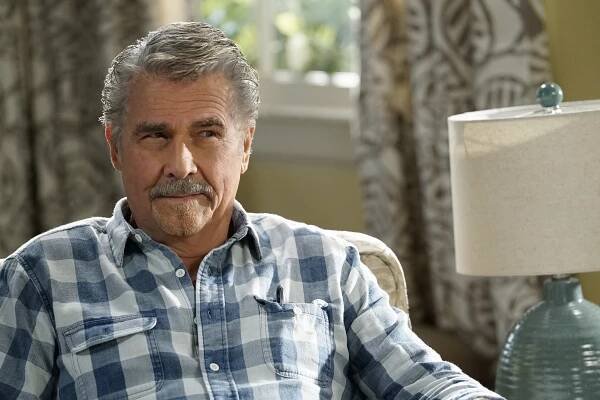 Rodinka na kousky - Lingerie Cookbook Gamble Surrogate - Z filmu - James Brolin