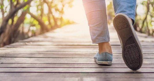 Špatný styl chůze a vrásky spolu souvisí víc, než byste čekali: Fyzioterapeut radí, jak potlačit stárnutí obličeje bez zásahu chirurga
