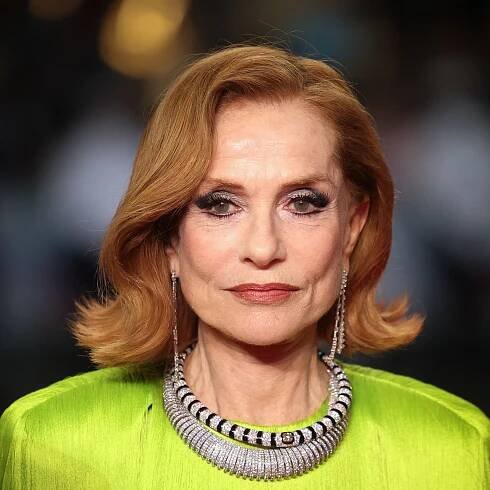 Isabelle Huppert: In diesem eindrucksvollen Look erscheint sie in Demnas letzter Balenciaga-Kollektion