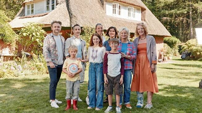 v.l. oben Levin Hübner, Denis Moschitto, Britta Mangold (Kamera), Mara Eibl-Eibesfeldt, Johanna Gastdorf, Katrin Wichmann, v.l.unten Samuel Muller, Lotta Herzog, Gregory Richters (Foto: SWR, Wüste Medien/O-Young Kwon)