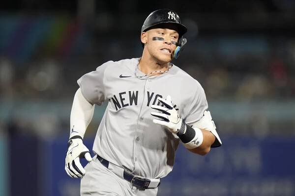 Aaron Judge of the Yankees rounds the bases.