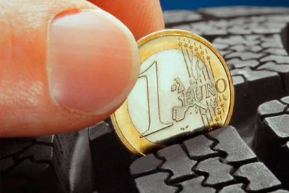 Messung der Reifenprofiltiefe mit einer Ein-Euro-Münze. Aufnahme von 2005. Ein wichtiges Instrument zur Messung der Profiltiefe war vor der Währungsumstellung für den Laien das gute, alte Markstück. Doch auch mit dem neuen Geld kann man leicht überprüfen, wann es Zeit wird, die alten Reifen gegen neue auszutauschen: Wird die goldene Umrandung einer Ein-Euro-Münze gerade noch verdeckt oder zeigt sie sich gar, sind die vier Millimeter Restprofil unterschritten