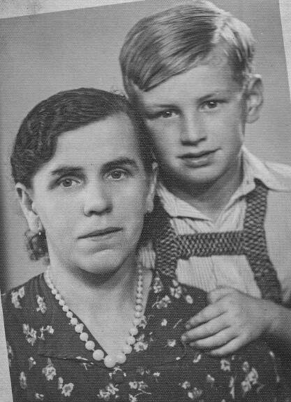 Pamětník s matkou Julianou Urbanovou v roce 1942