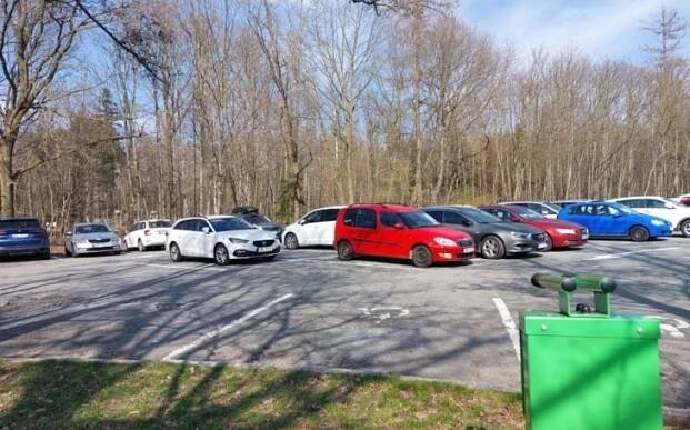 Parkoviště před Zoo Olomouc zaplavily silné emoce. Mohla za ně kulhavka