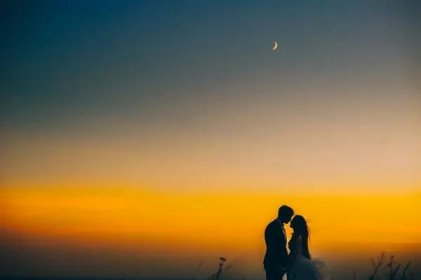 Krásné svatební pár v horách při západu slunce — Stock obrázek