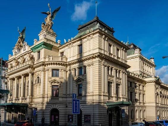 Divadlo na Vinohradech čeká rekonstrukce. Praha vypíše soutěž na jeho opravu