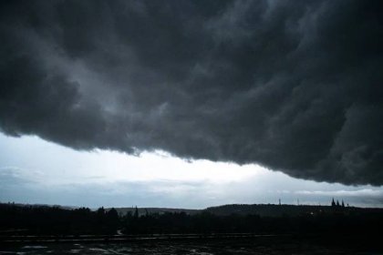 Česko ve středu zasáhnou silné bouře. Meteorologové varují před intenzivními srážkami, hrozí i kroupy