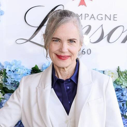 Elizabeth McGovern enjoys rare public outing with famous husband