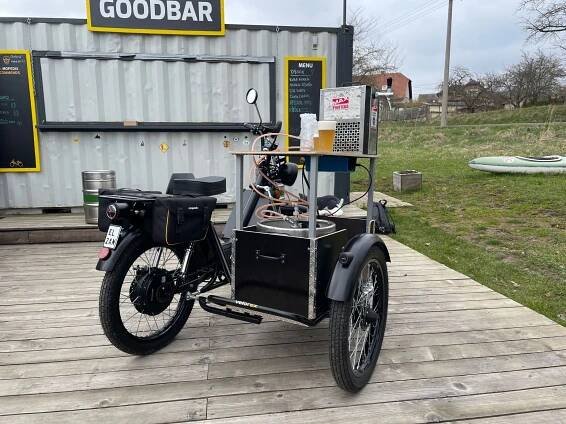 Ženu nechám doma, ale co pes? Český moped uveze na sajdkáře Velorex i dva sudy piv