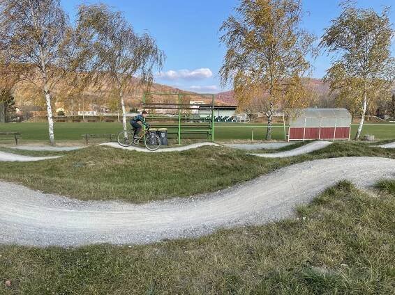 VIDEO: Pravý ráj skejťáků a bikerů? Pyšní se jím Paseka. Podívejte se
